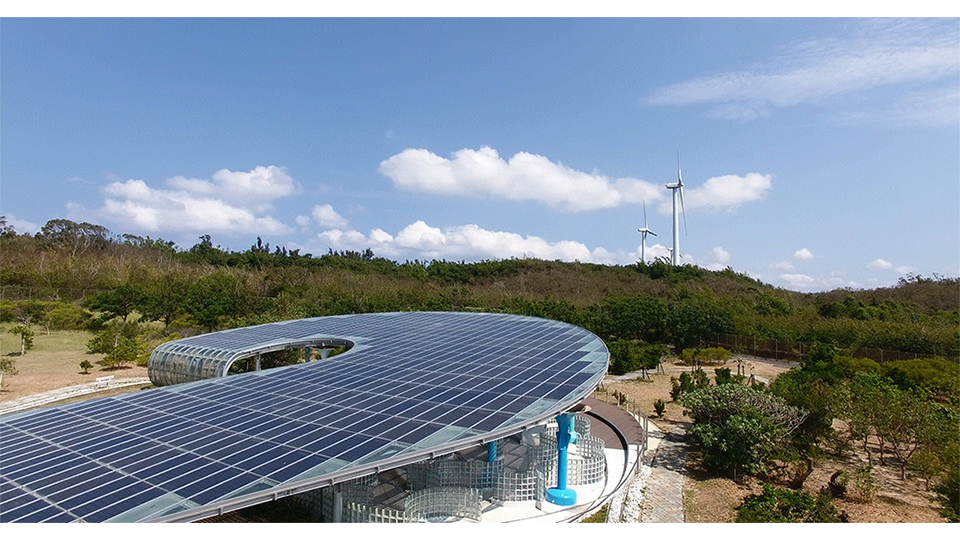 南展館室外還有一座名為「晶星花園」的光電系統，獨特的曲線造型對應了春分、夏至、秋分、冬至等四時節氣的太陽軌跡，而光電板下的迷宮更是深受小朋友歡迎的遊樂場。